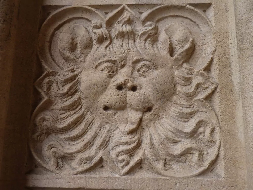 Tête gravée de lion Primartiale cathédrale Saint-Jean Lyon
